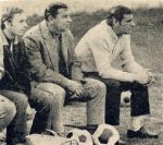 Veľkú radosť všetkým svojim priaznivcom v roku 1972 priniesli po víťazstve nad Spartou Praha nielen hráči ale i (zľava) lekár mužstva MUDr. Ján Sidor a tréneri Karol Petroš a Milan Moravec.